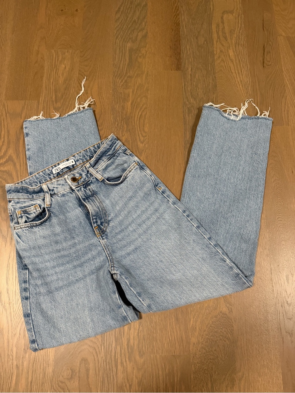 Zara Women’s Straight Jeans in Light Blue with Frayed Hem